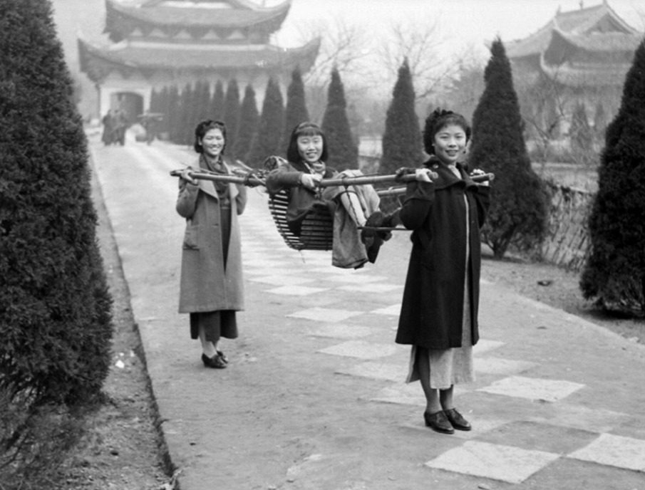 Jiang Fangling and Liu Shengyi carrying Ma Xiuzhong  1940 905 - Fu Bingchang | Landscape photography | Portrait photography - Fu Bingchang 傅秉常